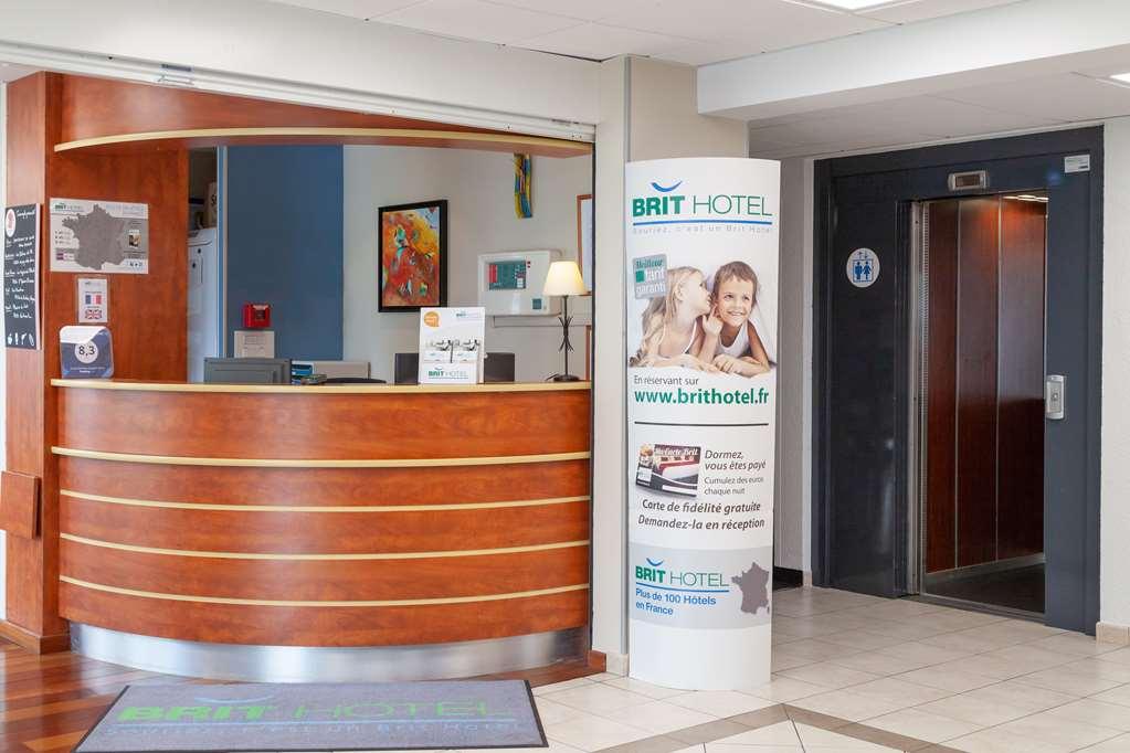 Brit Hotel Saumur Distré Beltér fotó