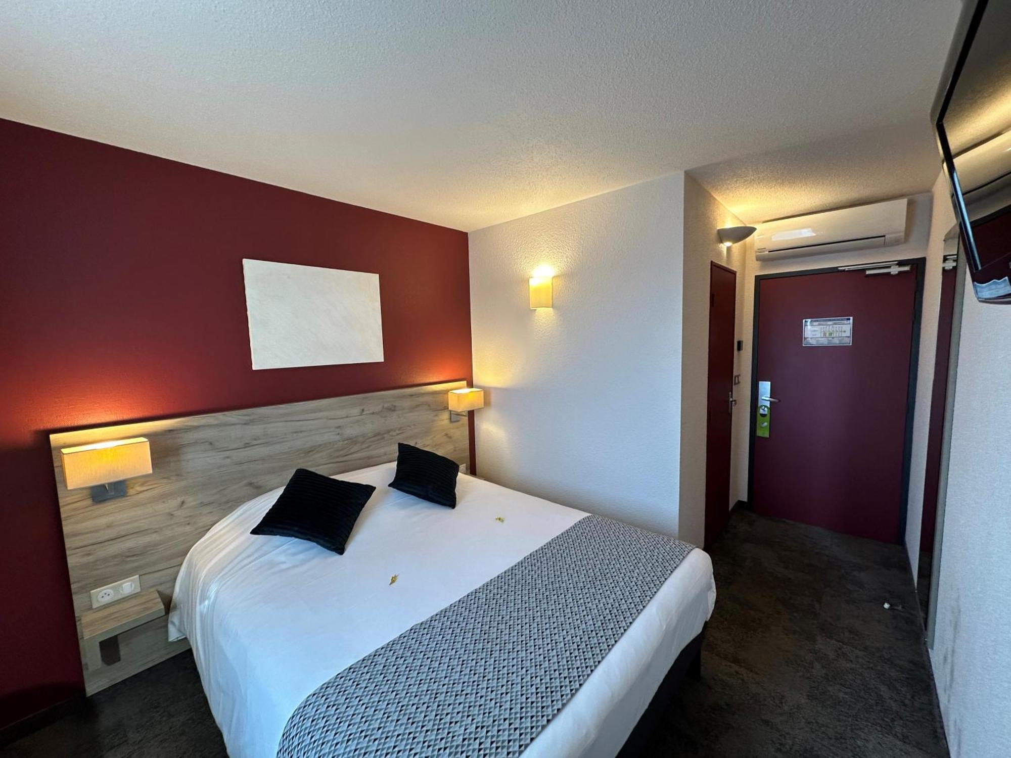 Brit Hotel Saumur Distré Kültér fotó