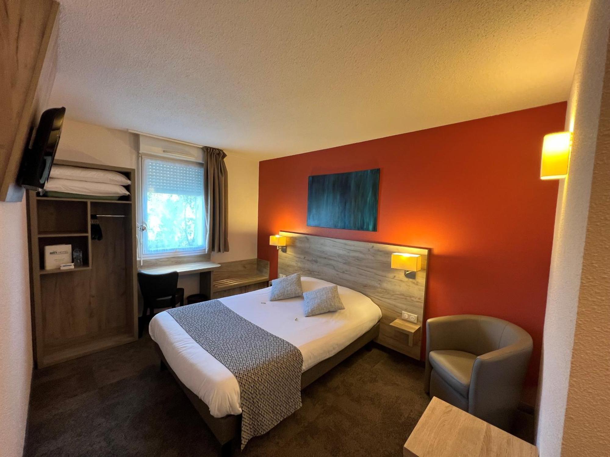 Brit Hotel Saumur Distré Kültér fotó
